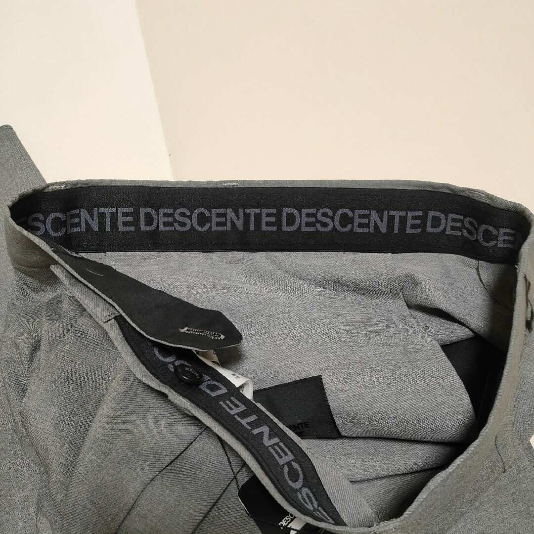 DESCENTE(デサント)の最終値下 スラックス グレー デサント DESCENTE 新品未使用 メンズのパンツ(スラックス)の商品写真