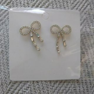 ♥新品未使用♥シンプルなリボンのシルバーピアス(ピアス)