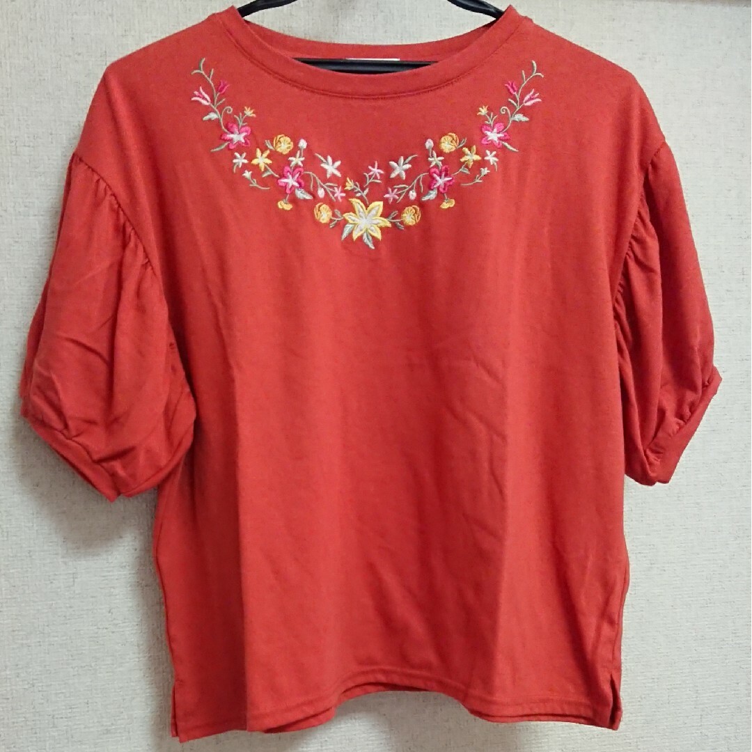 HONEYS(ハニーズ)のオレンジ Tシャツ 花柄 刺繍 レディースのトップス(Tシャツ(半袖/袖なし))の商品写真