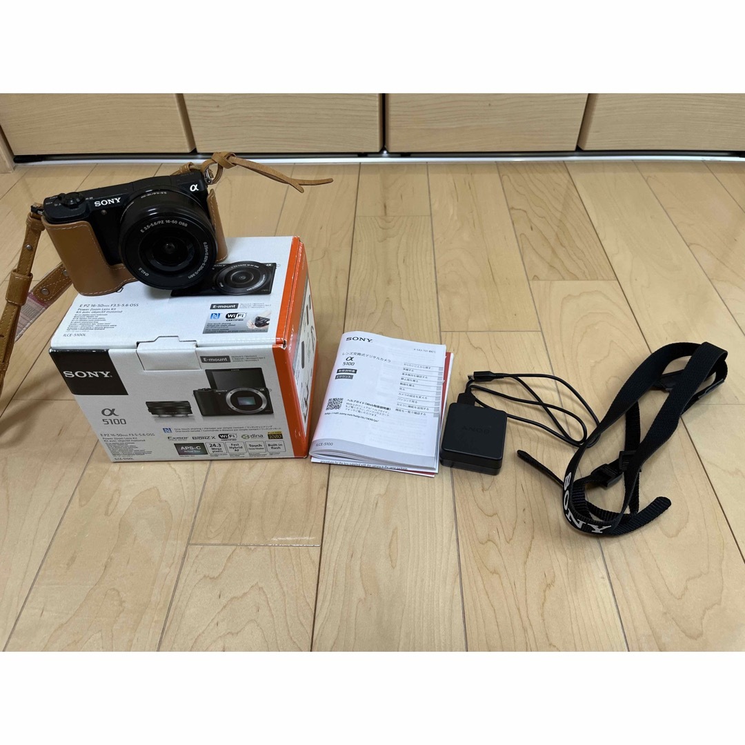 SONY(ソニー)のSONY α5100 ILCE-5100Lブラック（純正ボディケース付） スマホ/家電/カメラのカメラ(ミラーレス一眼)の商品写真