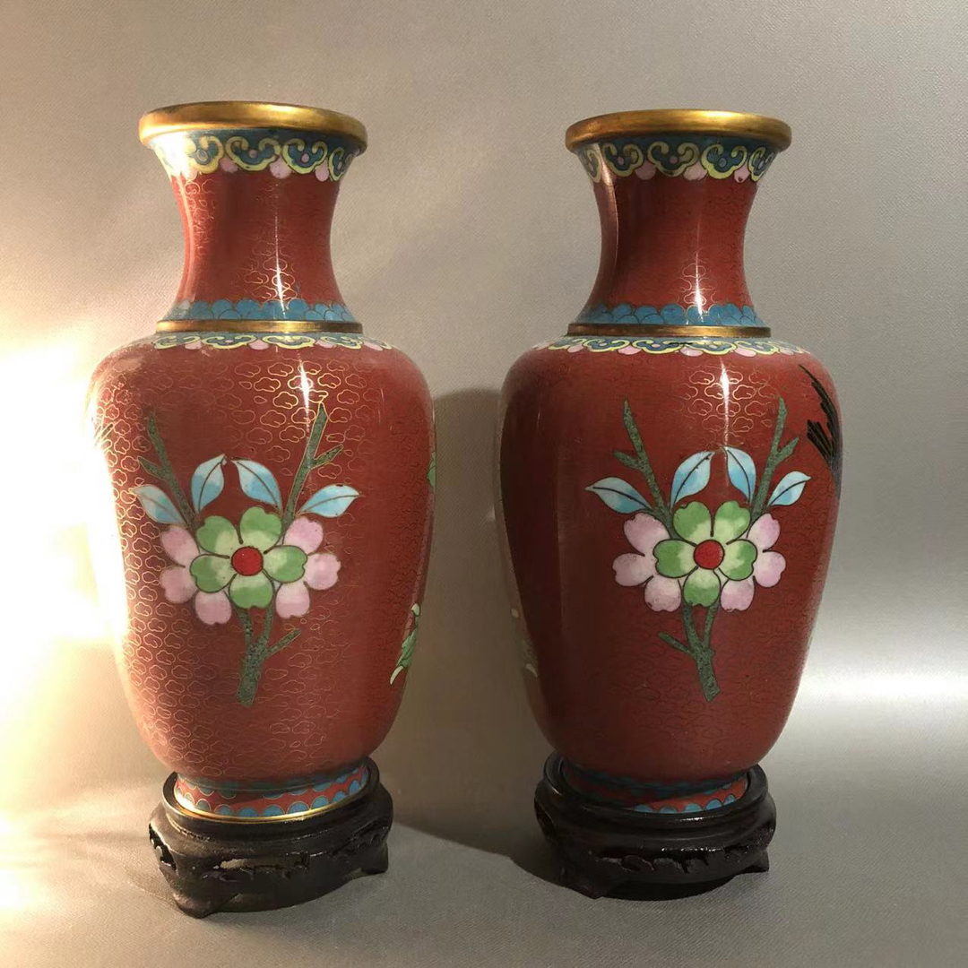 N146、中国古美術 景泰藍 七宝焼 珐琅彩絵花瓶一対 年代不明唐木台付き-