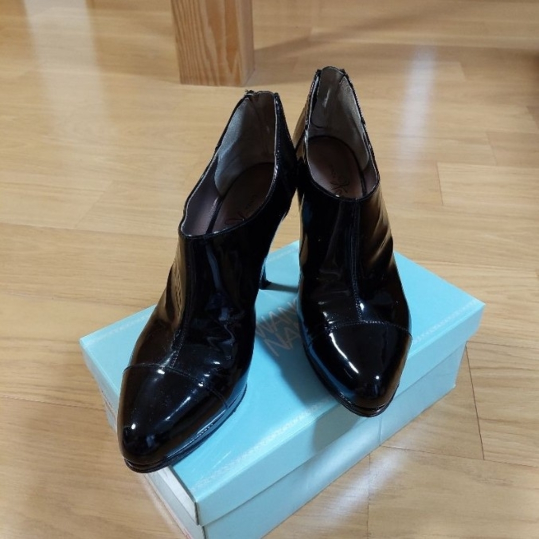 GINZA Kanematsu(ギンザカネマツ)の銀座かねまつ　エナメル　ブーティ レディースの靴/シューズ(ブーツ)の商品写真