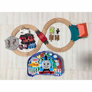 トーマス(THOMAS)の《中古》トーマス木製レール＋トーマスニューブロック　2つセット(電車のおもちゃ/車)