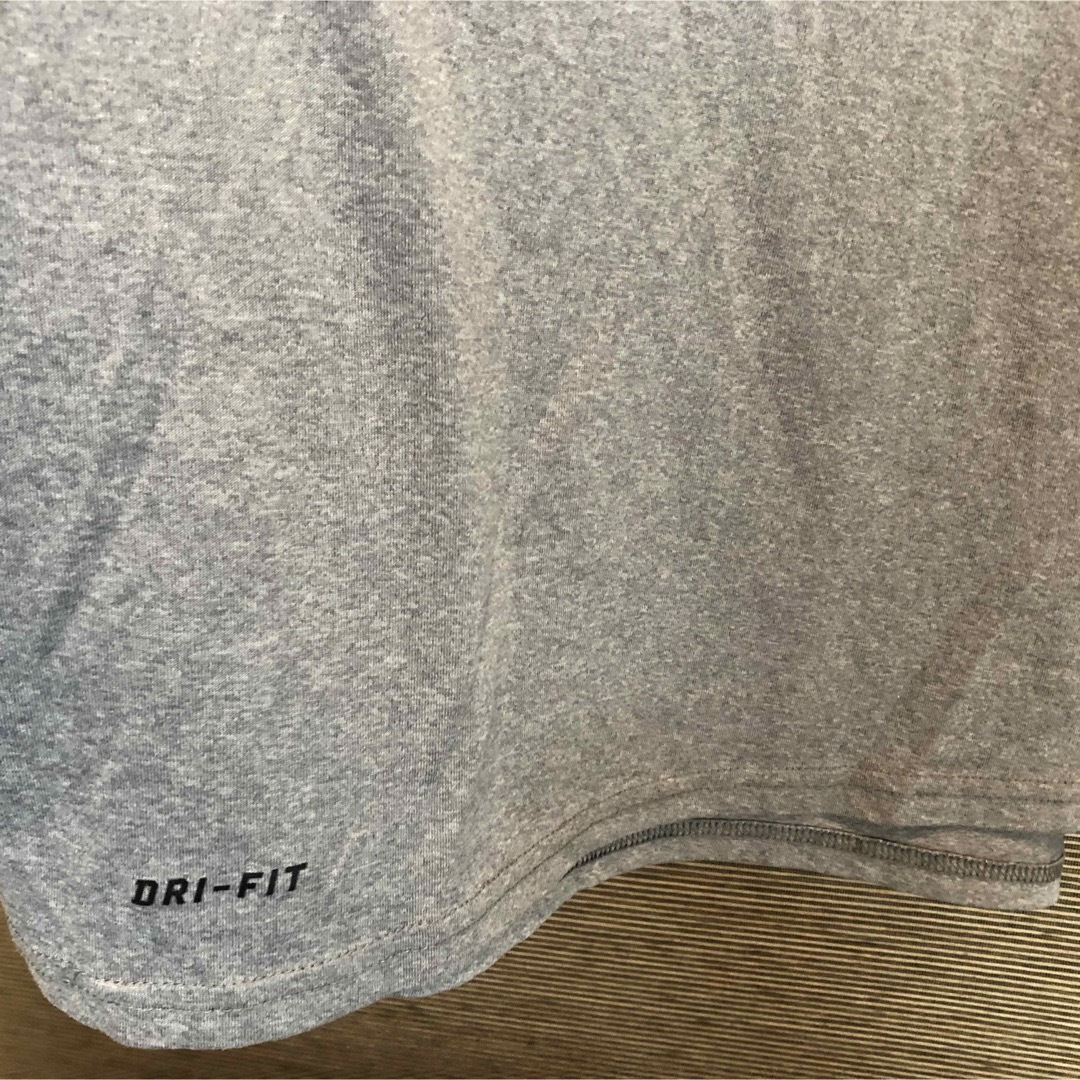 NIKE(ナイキ)の【ナイキ】ロンT　スウォッシュロゴ　ワンポイントロゴ　グレー　メキシコ製74 メンズのトップス(Tシャツ/カットソー(七分/長袖))の商品写真