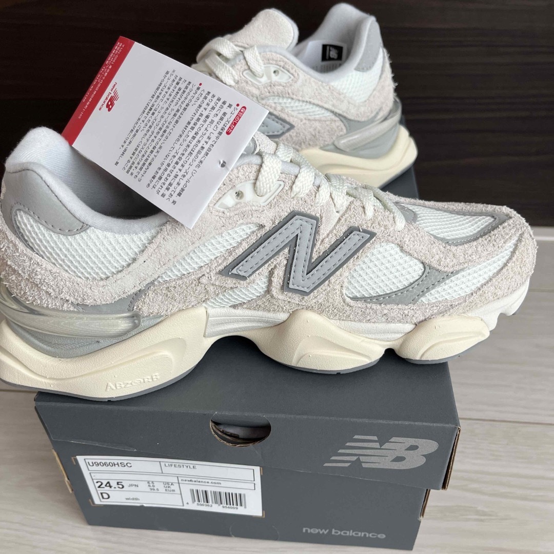 New Balance(ニューバランス)のお値下げ中【新品】24.5 ニューバランス9060 レディースの靴/シューズ(スニーカー)の商品写真