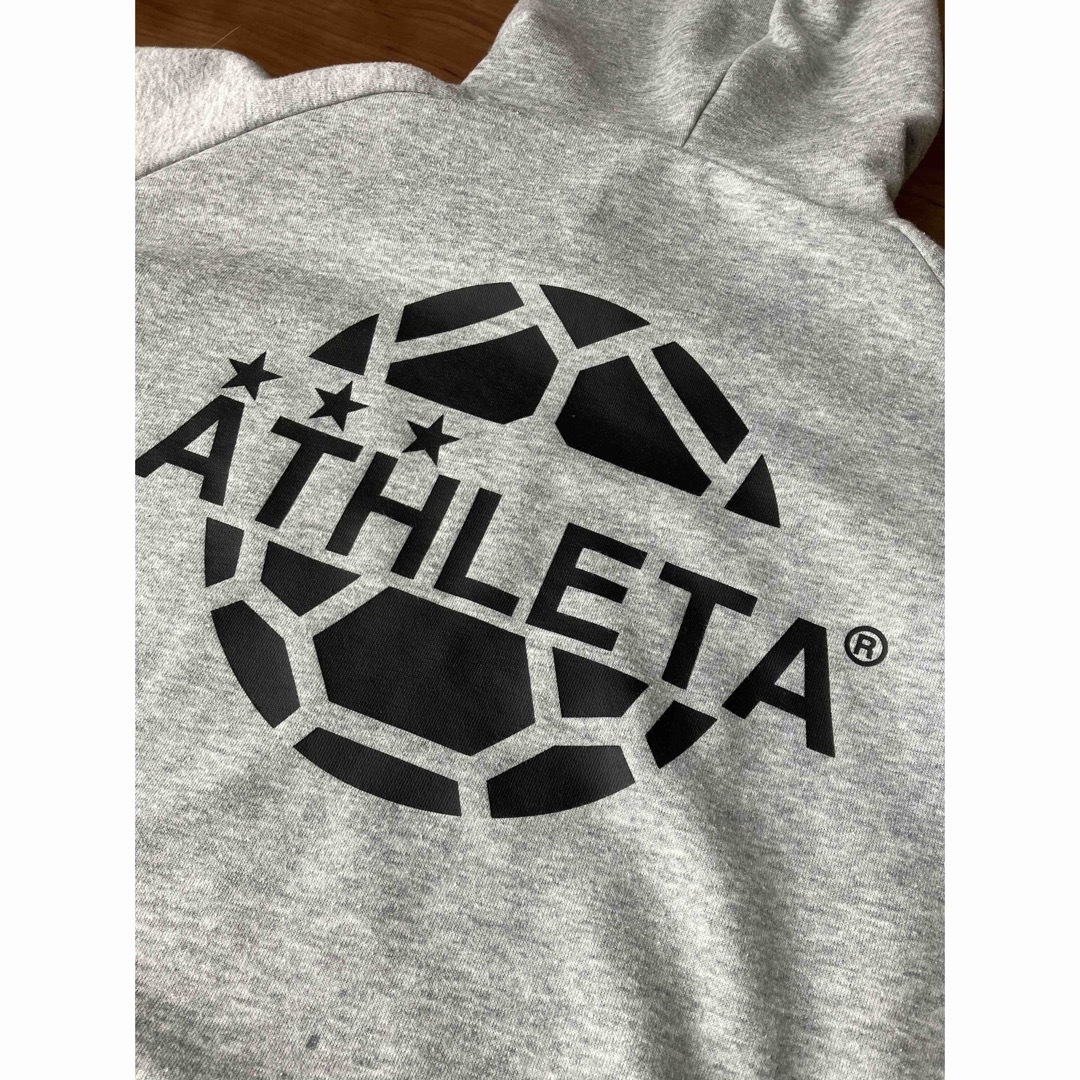 ATHLETA(アスレタ)のATHLETA アスレタ スウェットパーカー グレー 150 パーカー  キッズ/ベビー/マタニティのキッズ服男の子用(90cm~)(Tシャツ/カットソー)の商品写真