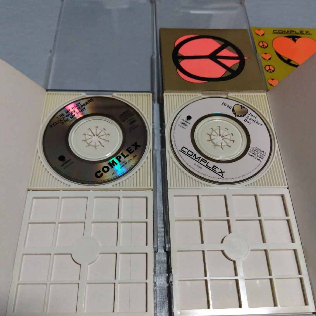 COMPLEX シングルCD2枚セット 【ステッカー、歌詞カード付】 エンタメ/ホビーのCD(ポップス/ロック(邦楽))の商品写真