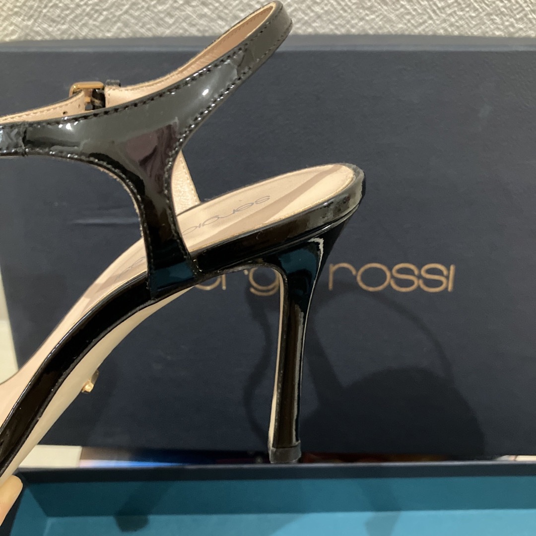 Sergio Rossi(セルジオロッシ)の新品未使用 セルジオロッシ パテント 黒 サンダル 36.5 レディースの靴/シューズ(サンダル)の商品写真