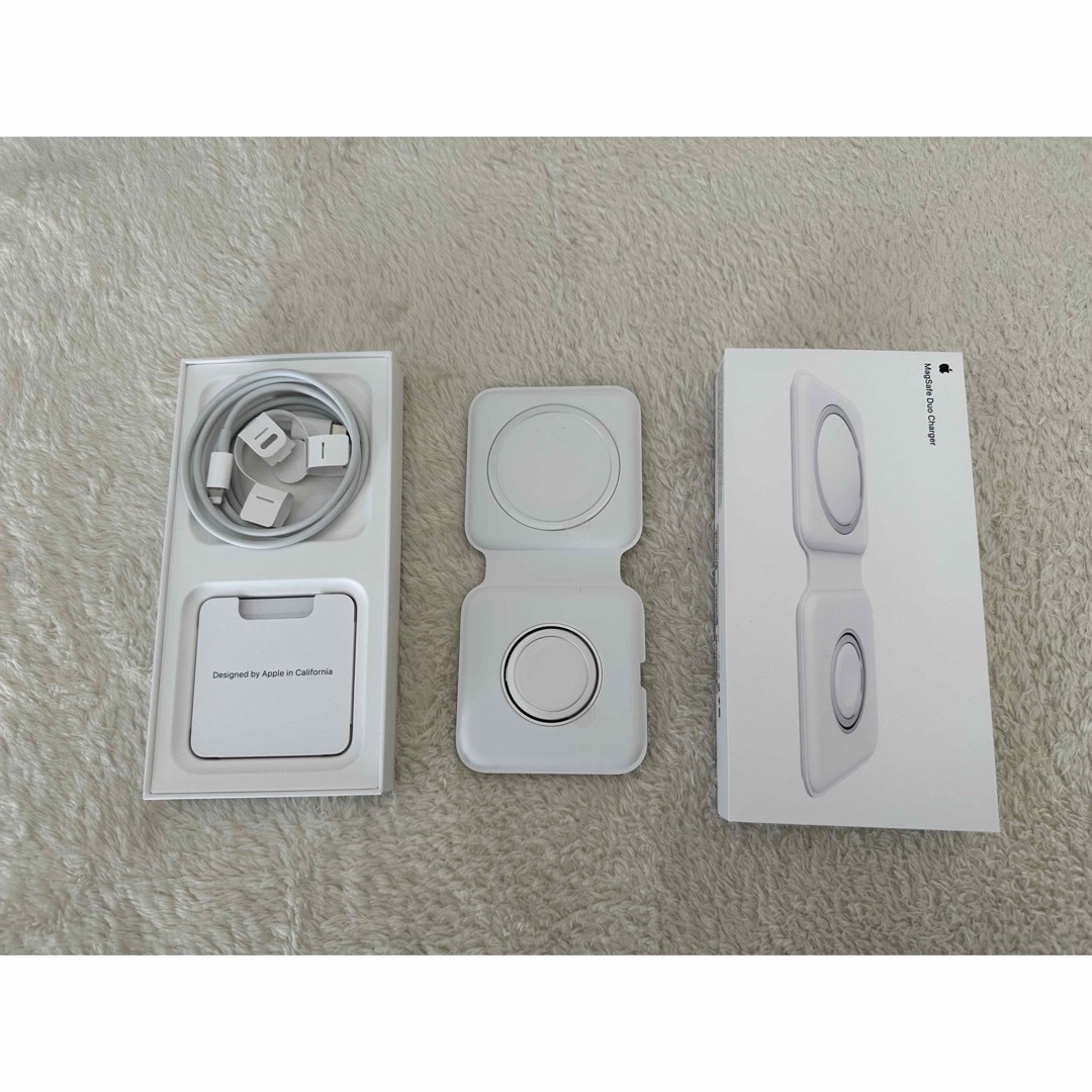 Apple(アップル)のApple MagSafeデュアル充電パッド スマホ/家電/カメラのスマートフォン/携帯電話(バッテリー/充電器)の商品写真