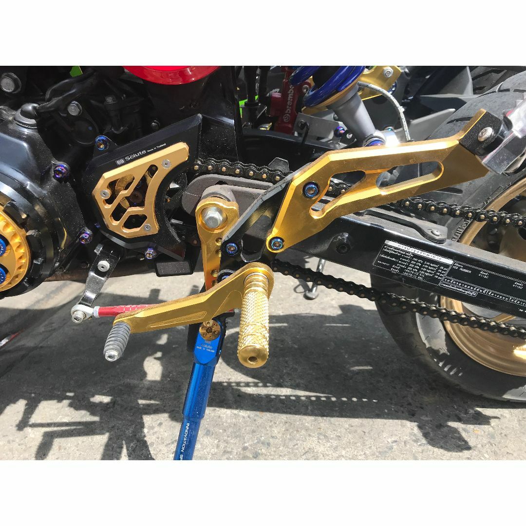 solute　OEM　アルミ削り出し　バックステップ　ホンダ　グロム　ゴールド 自動車/バイクのバイク(パーツ)の商品写真