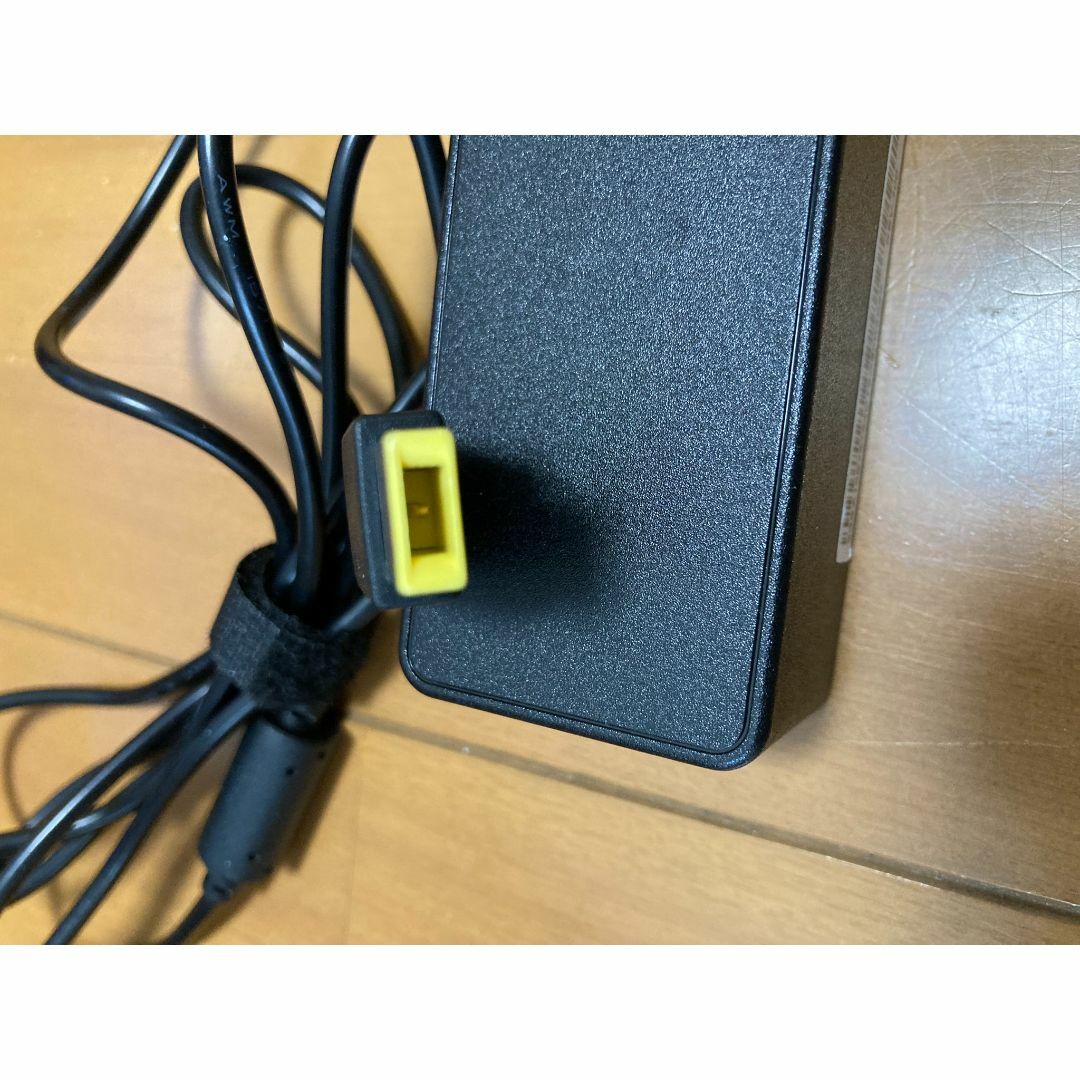 Lenovo(レノボ)の【最終値下げ・送料込・美品・中古】Lenovo パソコン角型USB-ACアダプタ スマホ/家電/カメラのPC/タブレット(PCパーツ)の商品写真