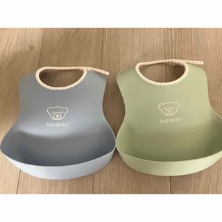 ベビービョルン(BABYBJORN)のベビービョルン　エプロン2枚セット(お食事エプロン)