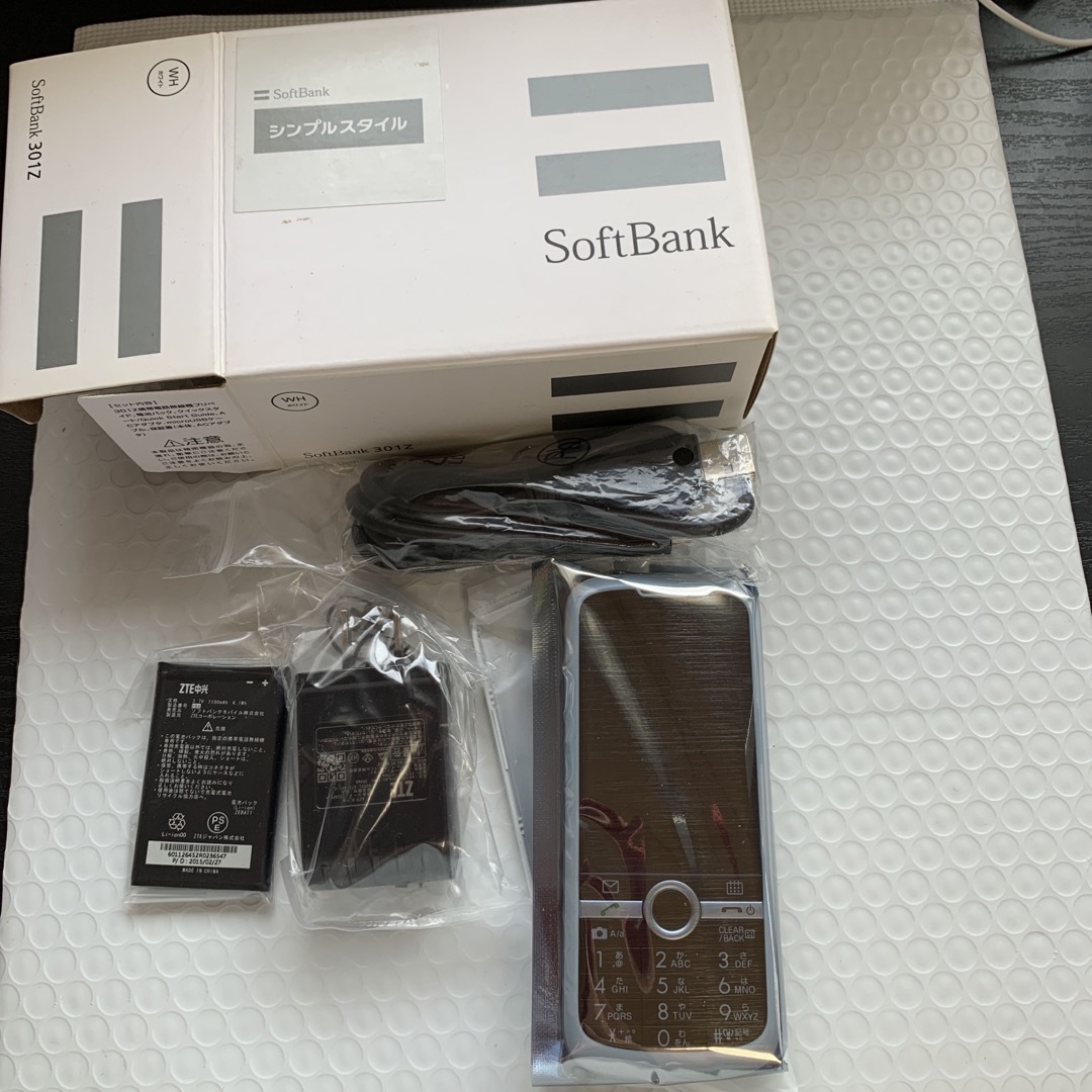 Softbank(ソフトバンク)の新品！ZTE 301Z プリペイド ホワイト スマホ/家電/カメラのスマートフォン/携帯電話(携帯電話本体)の商品写真