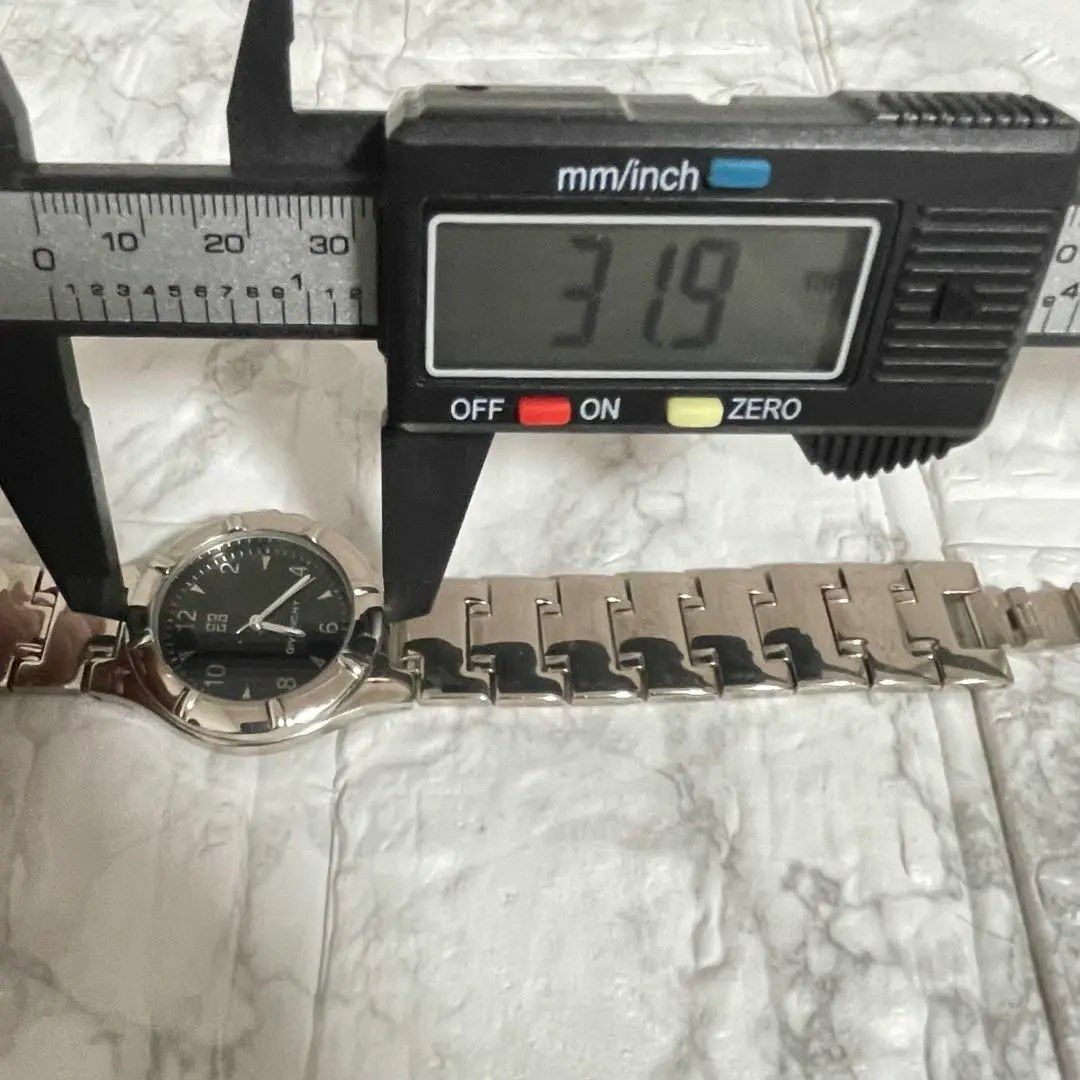 GIVENCHY(ジバンシィ)の稼動品　GIVENCHY ジバンシー　ロゴ　腕時計　黒文字盤 メンズの時計(腕時計(アナログ))の商品写真