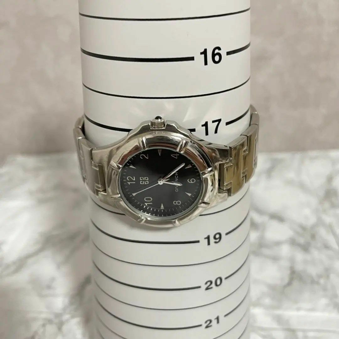 GIVENCHY(ジバンシィ)の稼動品　GIVENCHY ジバンシー　ロゴ　腕時計　黒文字盤 メンズの時計(腕時計(アナログ))の商品写真