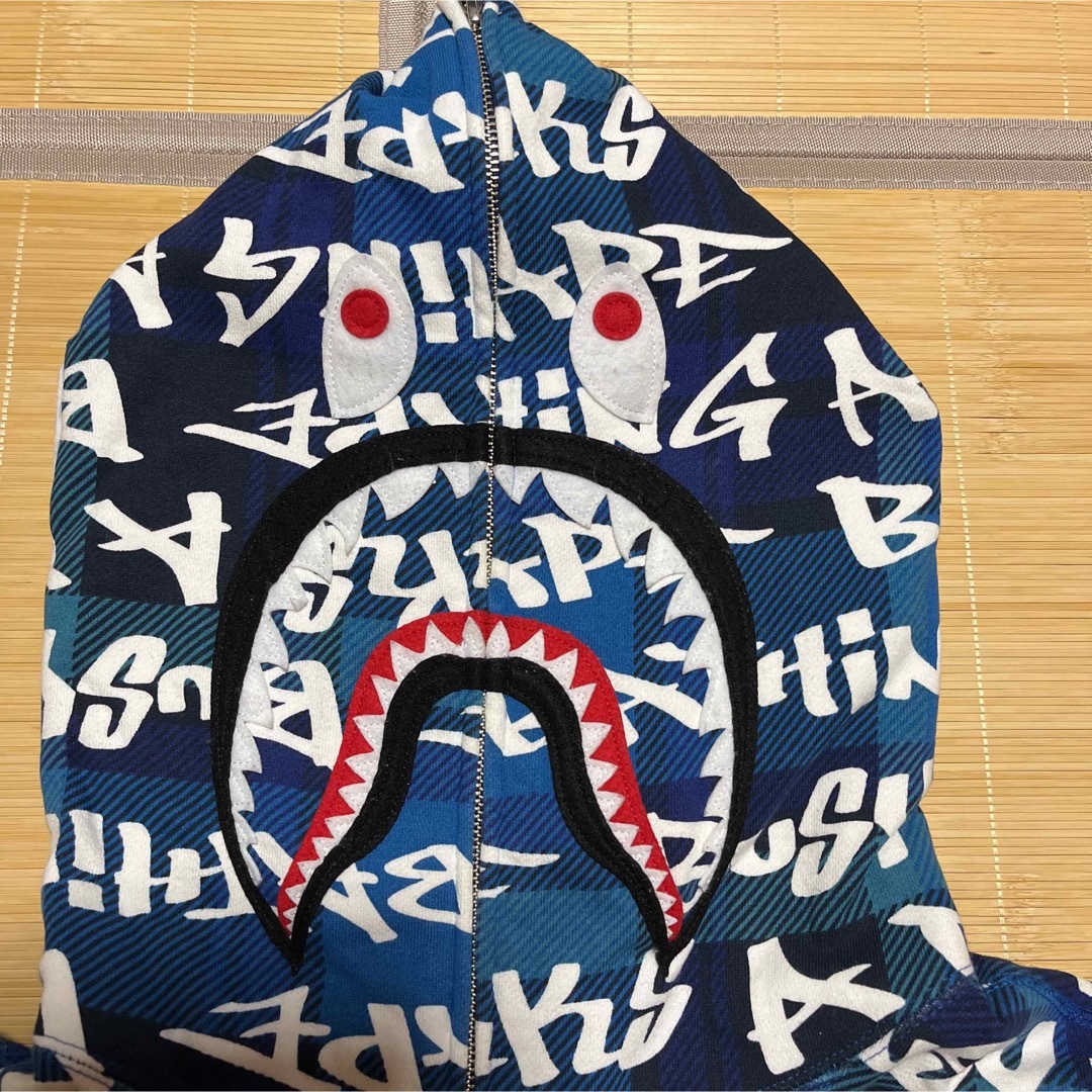 A BATHING APE(アベイシングエイプ)のAPE BAPE KAWS SHARK HOODIE シャークパーカー　3XL メンズのトップス(パーカー)の商品写真