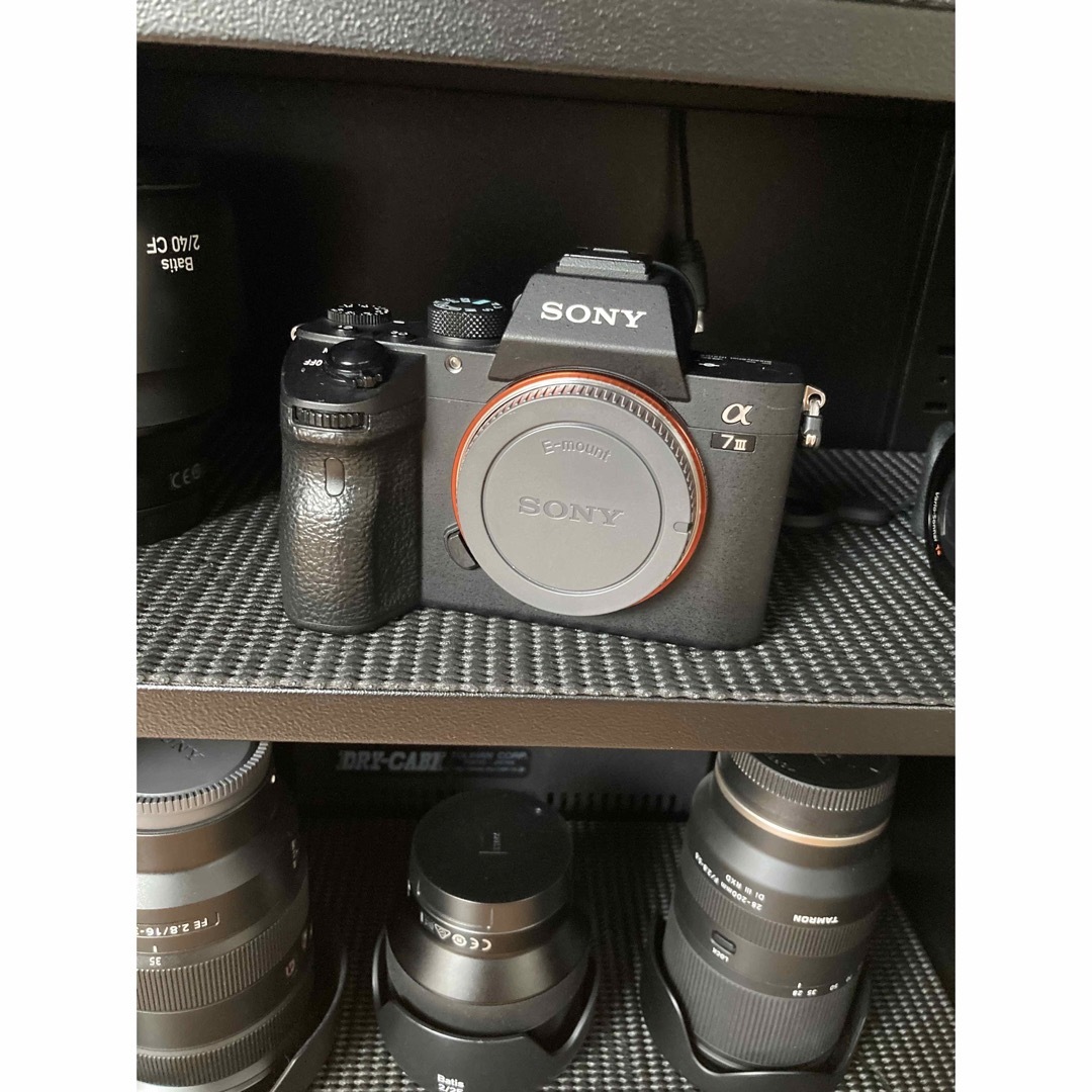 SONY(ソニー)のα7Ⅲ （ILCE-7M3 ）ボディ  美品  防湿庫保管  おまけ付き スマホ/家電/カメラのカメラ(ミラーレス一眼)の商品写真