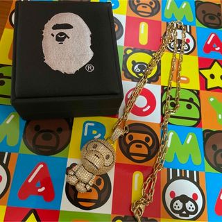 アベイシングエイプ(A BATHING APE)のAPE エイプ BABY MILO クリスタルストーン　ネックレス　ゴールド(ネックレス)