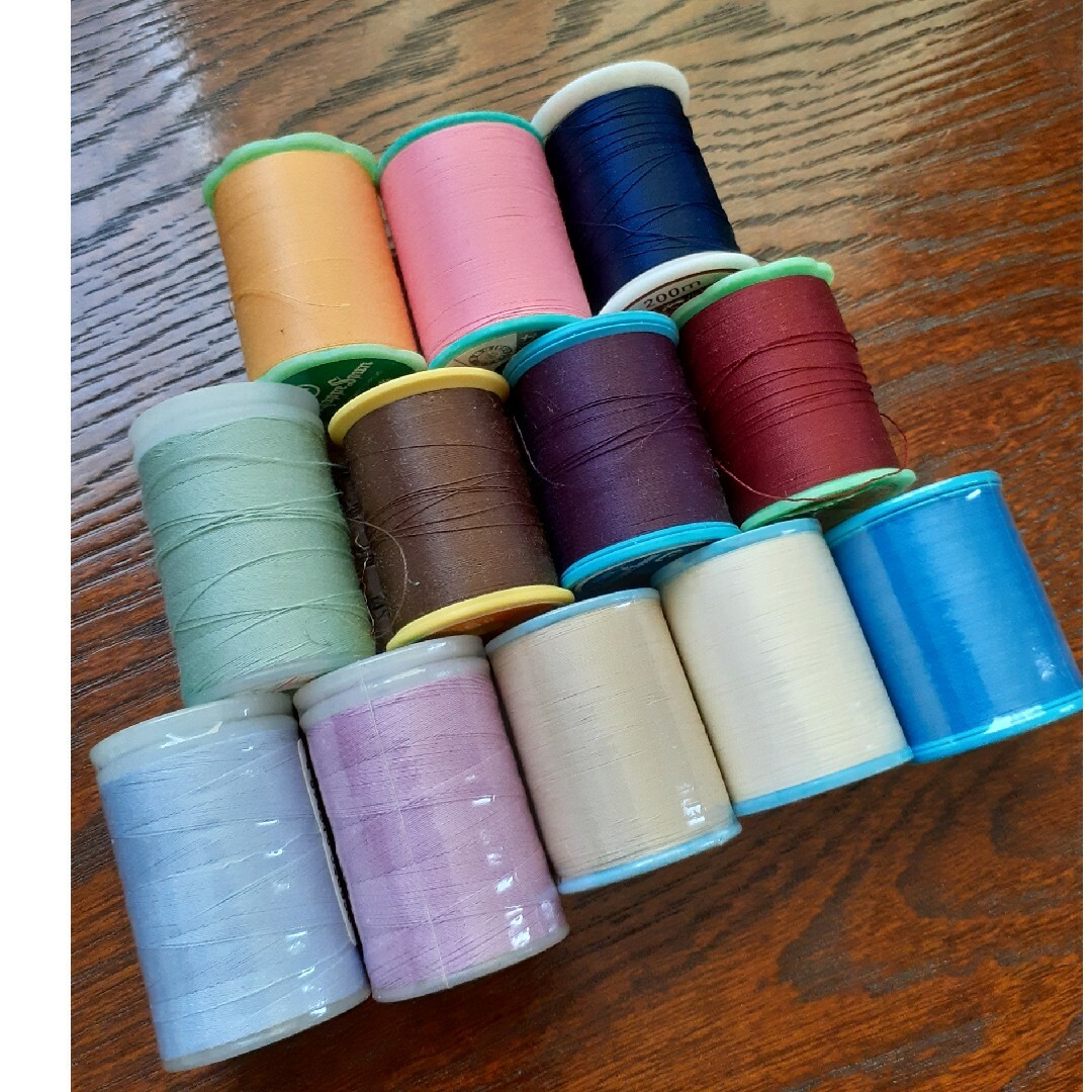 ミシン糸　手縫い糸　12個　セット ハンドメイドの素材/材料(生地/糸)の商品写真