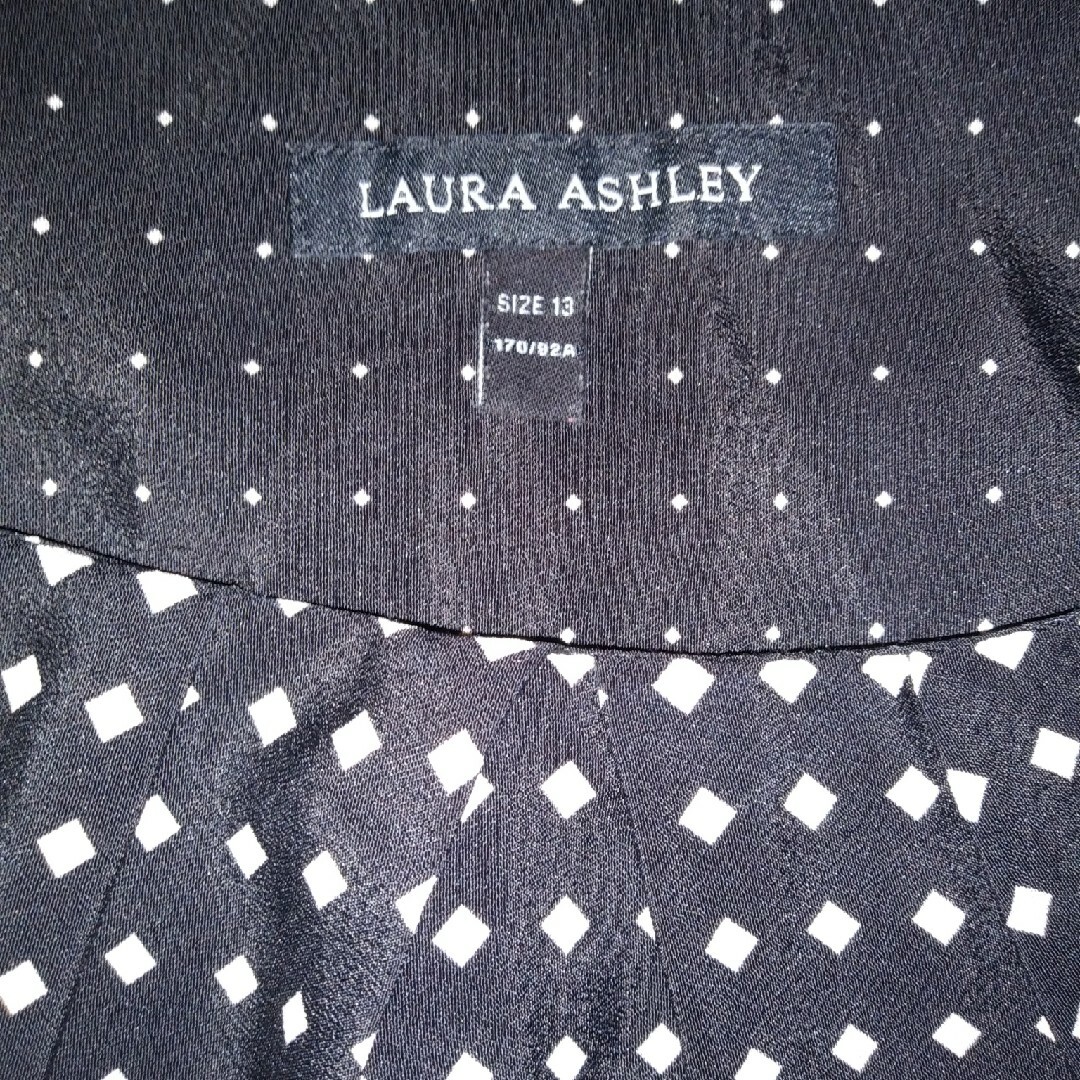 LAURA ASHLEY(ローラアシュレイ)のLAURA ASHLEYワンピース レディースのワンピース(ひざ丈ワンピース)の商品写真