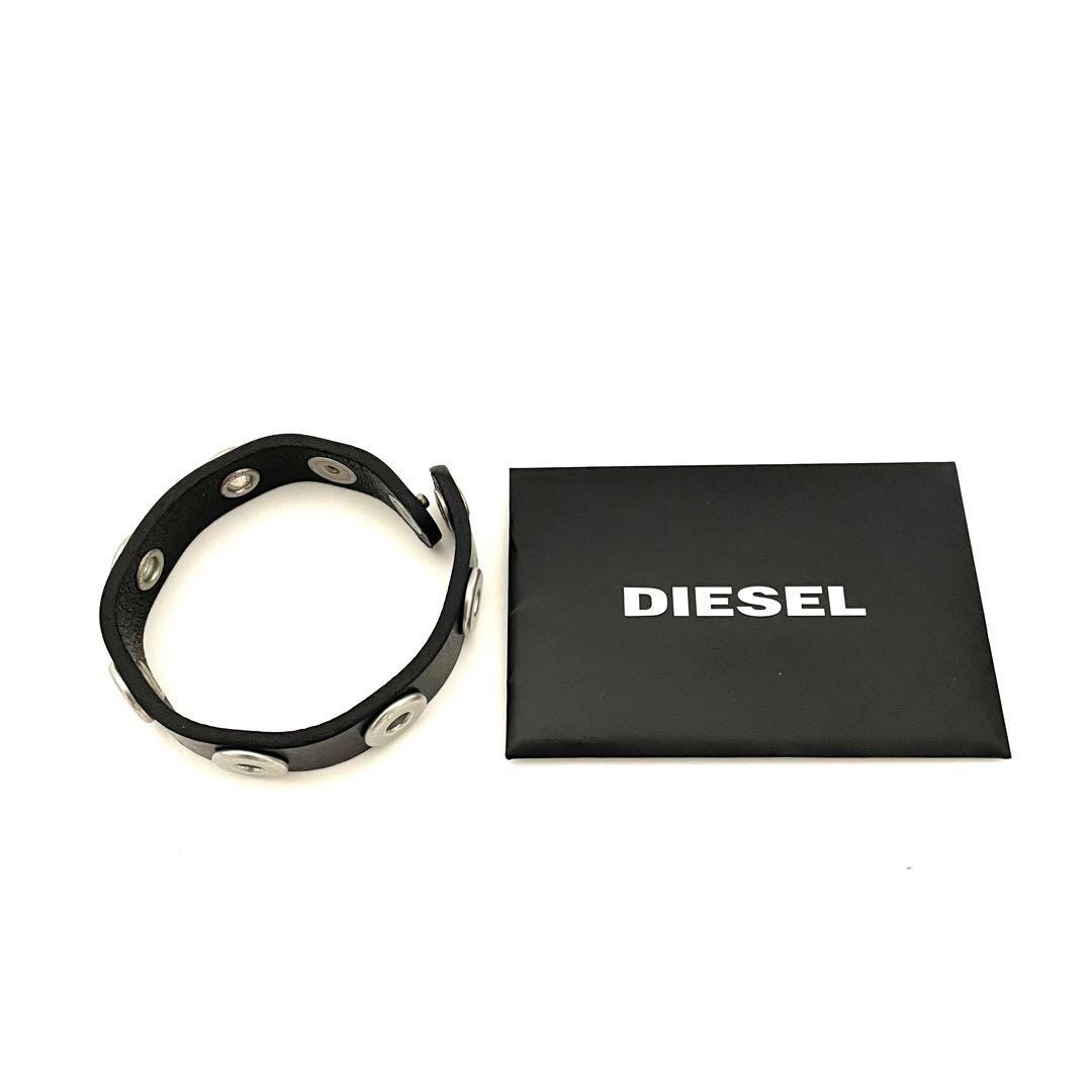 DIESEL(ディーゼル)のディーゼル DIESELレディースグロメット装飾 レザーブレスレット レディースのアクセサリー(ブレスレット/バングル)の商品写真