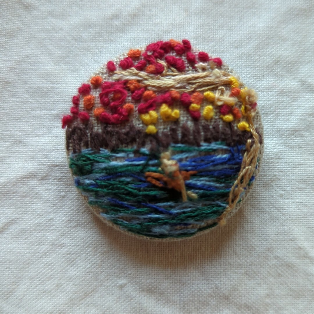 秋の渓流　刺繍ブローチ ハンドメイドのアクセサリー(コサージュ/ブローチ)の商品写真