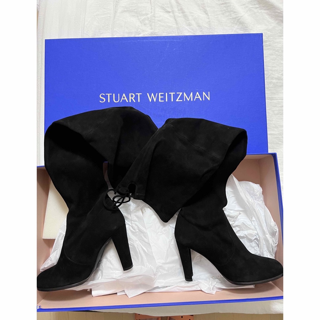 Stuart Weitzman(スチュワートワイツマン)のSTUART WEITZMANストレッチスエード サイハイブーツ ブラック新品 レディースの靴/シューズ(ブーツ)の商品写真