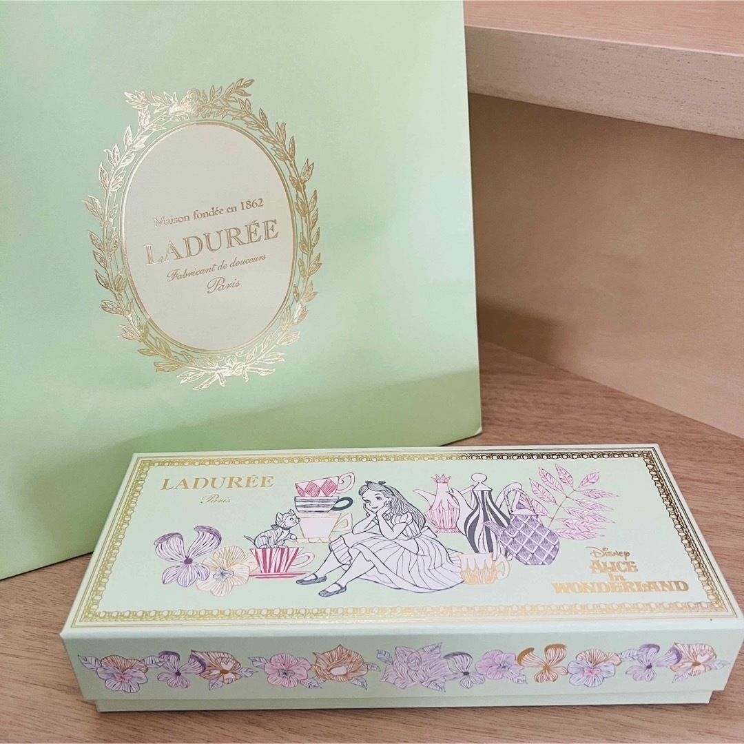 LADUREE(ラデュレ)のLADUREE  ラデュレ　アリス イン ワンダーランド　限定BOX エンタメ/ホビーのおもちゃ/ぬいぐるみ(キャラクターグッズ)の商品写真