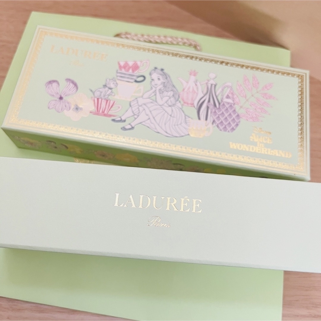 LADUREE(ラデュレ)のLADUREE  ラデュレ　アリス イン ワンダーランド　限定BOX エンタメ/ホビーのおもちゃ/ぬいぐるみ(キャラクターグッズ)の商品写真