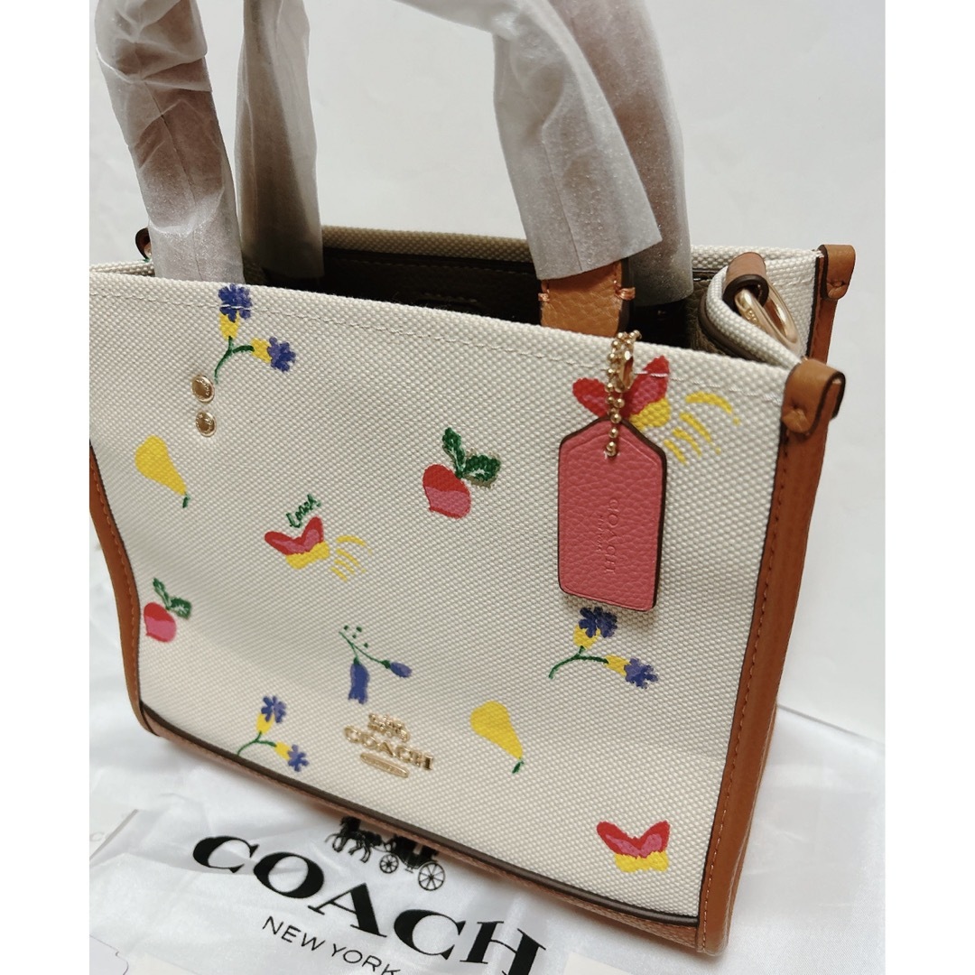 COACH(コーチ)のセール！！コーチ C8253 デンプシートート 野菜 蝶々 花柄 レディースのバッグ(トートバッグ)の商品写真