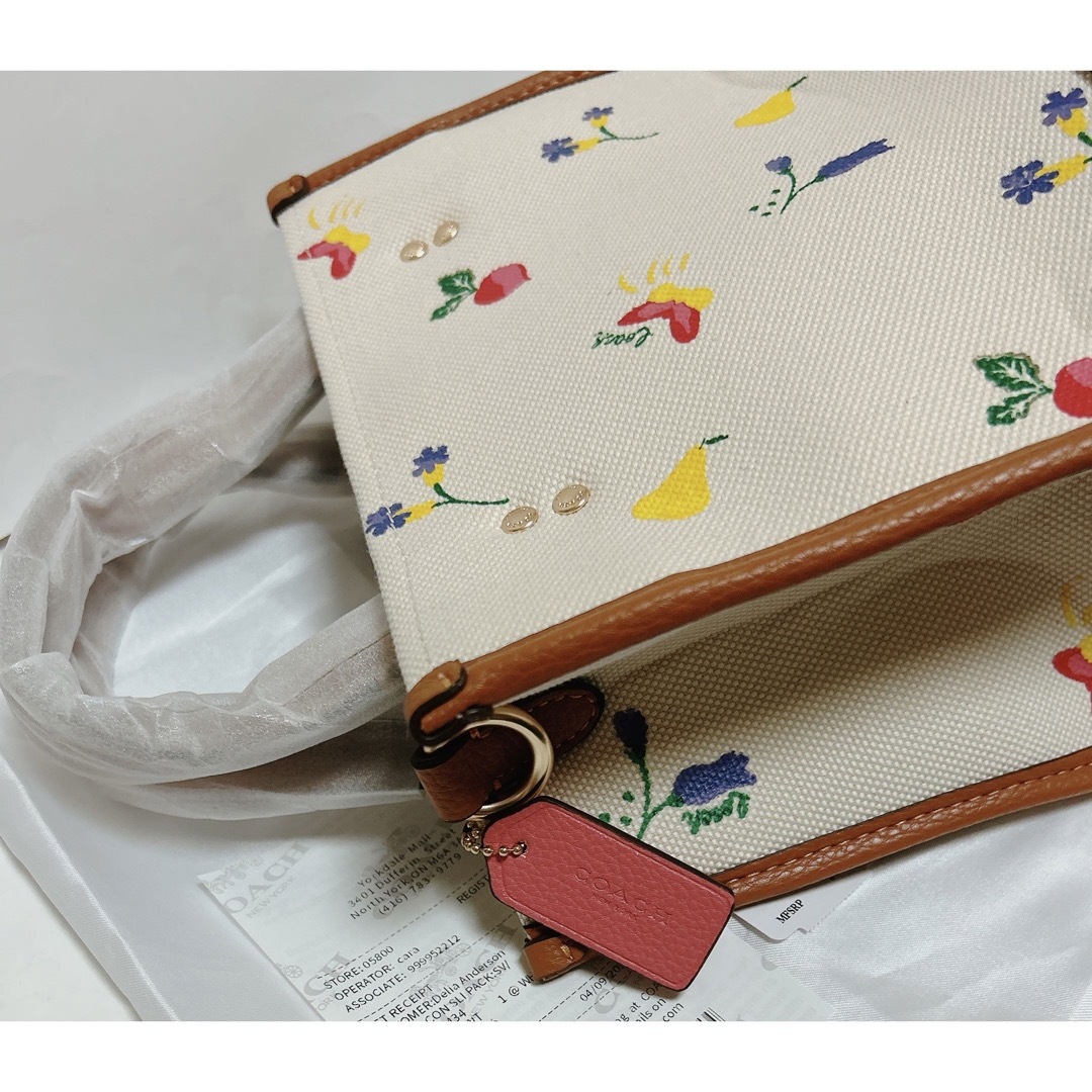 COACH(コーチ)のセール！！コーチ C8253 デンプシートート 野菜 蝶々 花柄 レディースのバッグ(トートバッグ)の商品写真