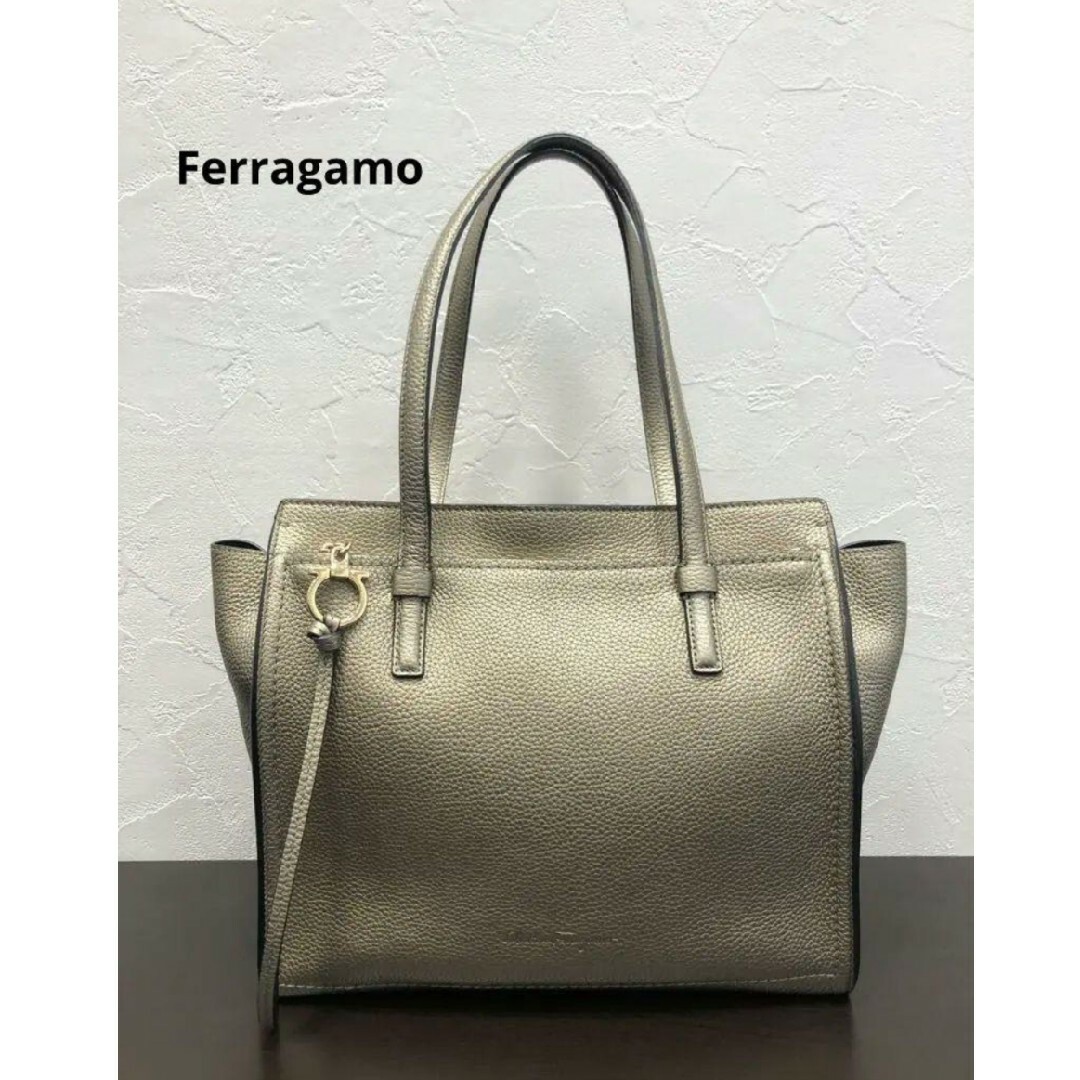 Salvatore Ferragamo(サルヴァトーレフェラガモ)の美品✨フェラガモ♡ガンチーニトートバッグ  メタリックゴールド レディースのバッグ(トートバッグ)の商品写真