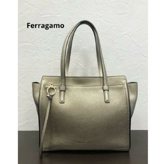 サルヴァトーレフェラガモ(Salvatore Ferragamo)の美品✨フェラガモ♡ガンチーニトートバッグ  メタリックゴールド(トートバッグ)