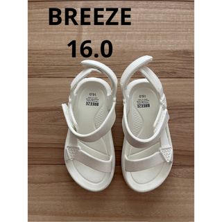 ブリーズ(BREEZE)のBREEZE.ストラップサンダル.白(サンダル)