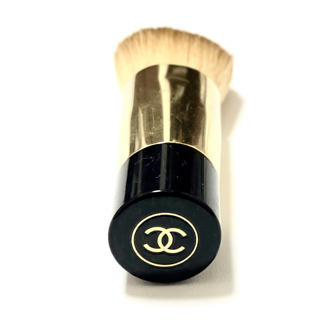 CHANEL(シャネル)のフェイスブラシ　シャネル　正規品　本物　美品 コスメ/美容のメイク道具/ケアグッズ(チーク/フェイスブラシ)の商品写真