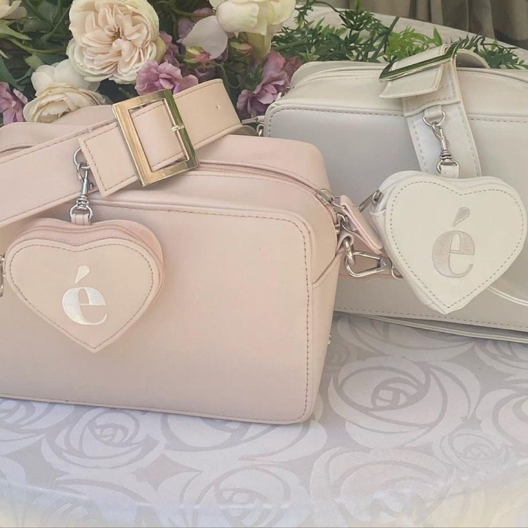 é Heart pouch shoulder strap bag pink