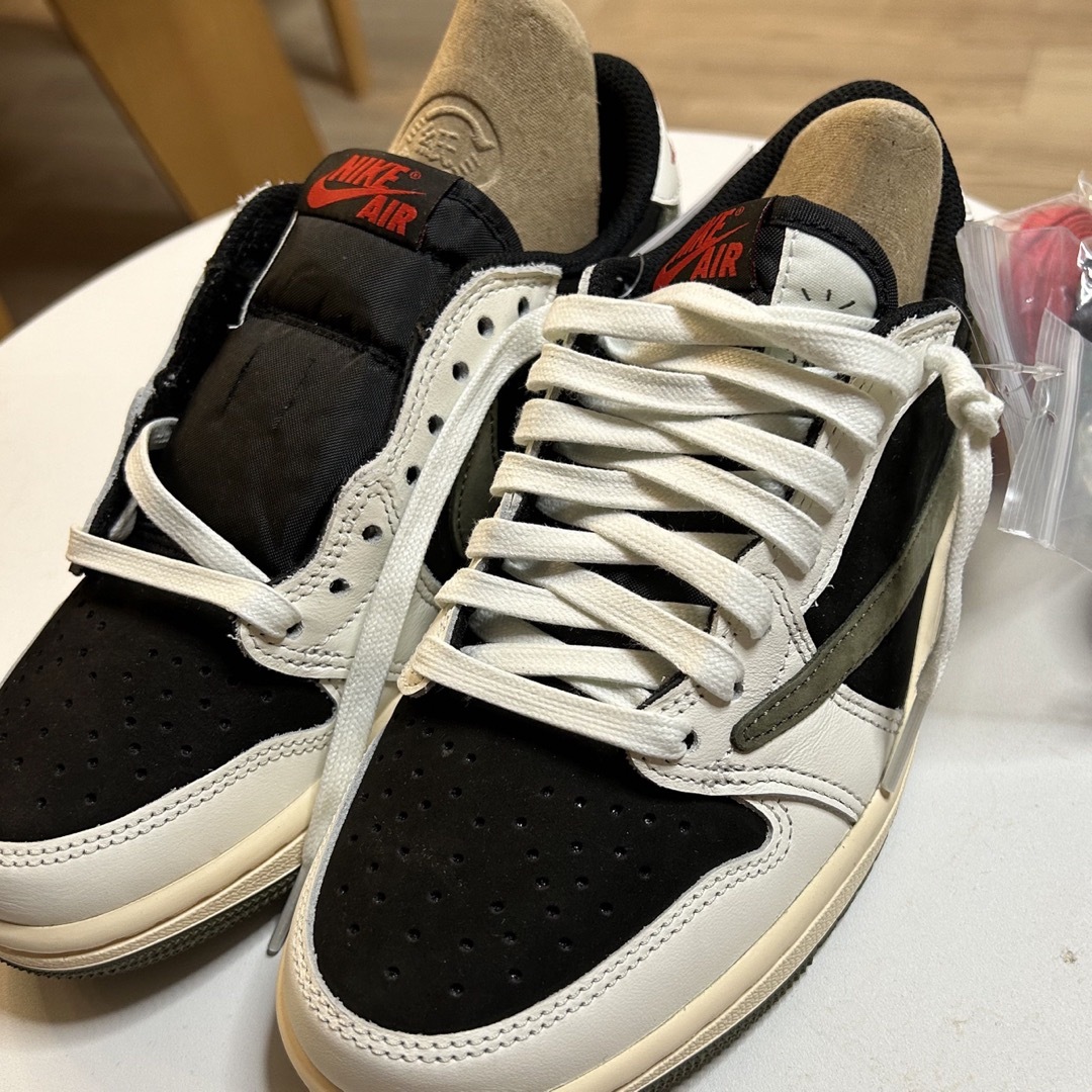 NIKE(ナイキ)の値下げTravis Scott × Air Jordan 1 Low Olive レディースの靴/シューズ(スニーカー)の商品写真