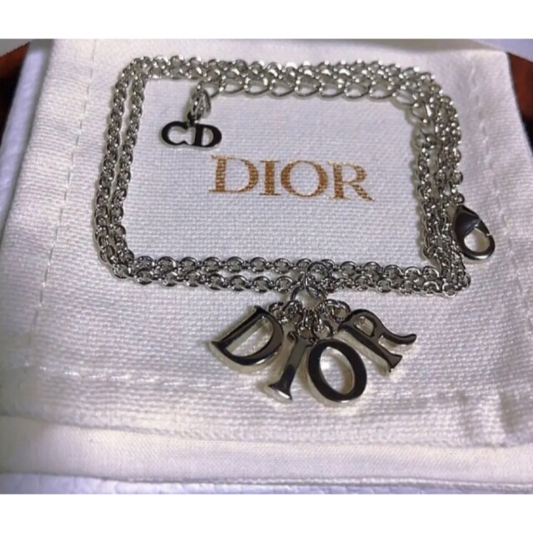 Christian Dior(クリスチャンディオール)のChristian Dior ロゴ silverネックレス シルバー可愛い  レディースのアクセサリー(ネックレス)の商品写真