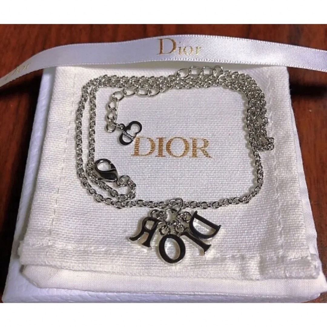 Christian Dior(クリスチャンディオール)のChristian Dior ロゴ silverネックレス シルバー可愛い  レディースのアクセサリー(ネックレス)の商品写真