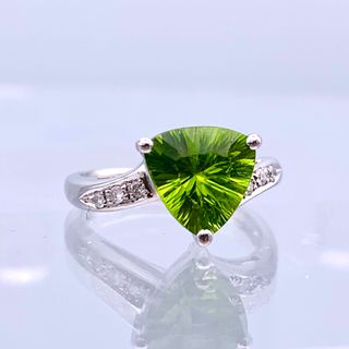 ✴︎極美品　K18WG 2.30ct ペリドット 0.08ct ダイヤ リング