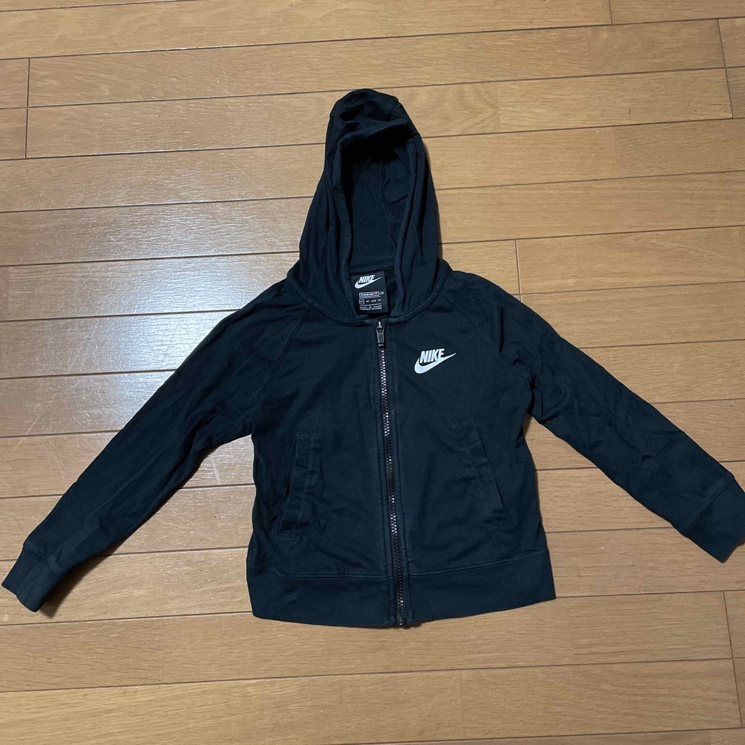 NIKE(ナイキ)のNIKE キッズ　ブラック　黒　135 ショート丈 キッズ/ベビー/マタニティのキッズ服女の子用(90cm~)(ジャケット/上着)の商品写真