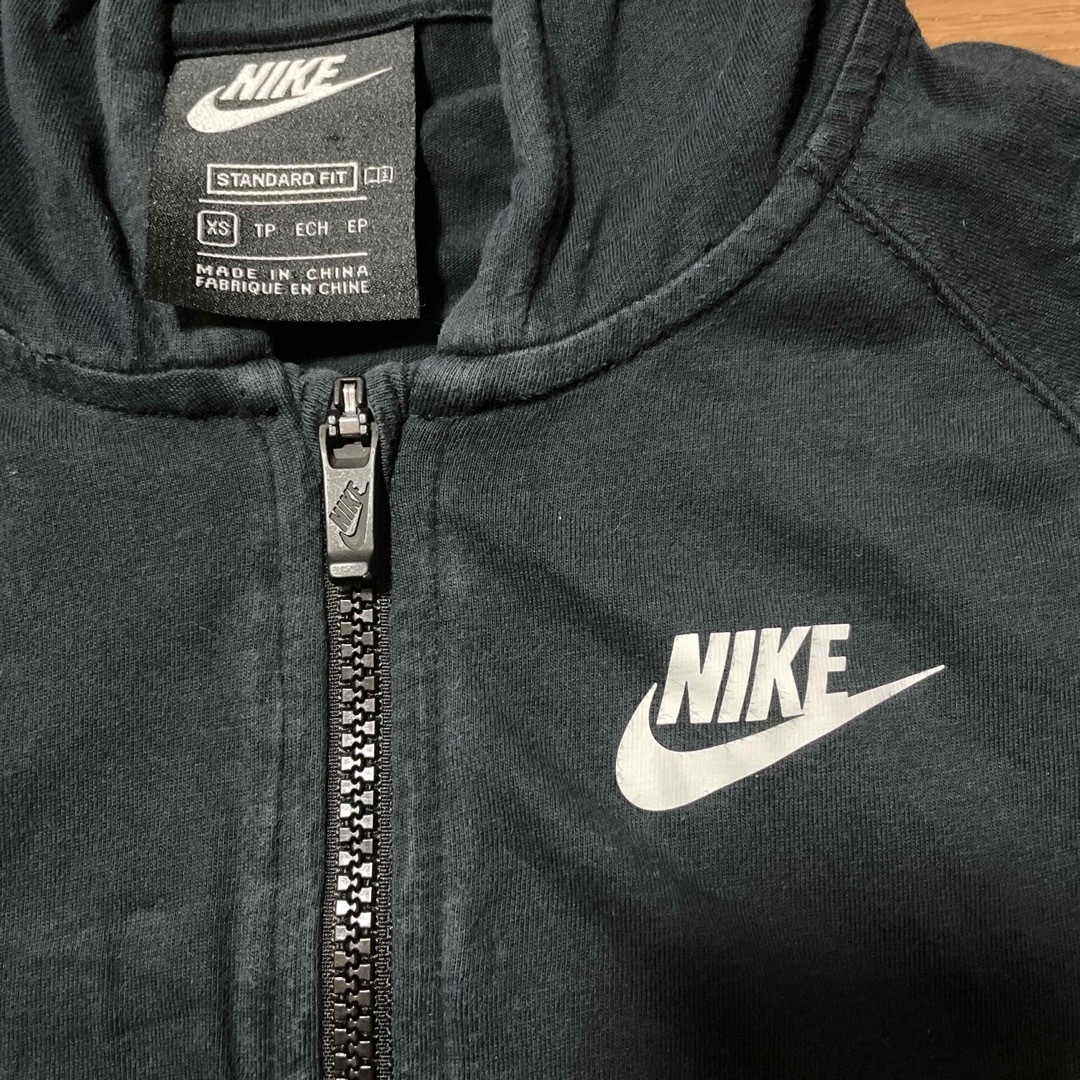 NIKE(ナイキ)のNIKE キッズ　ブラック　黒　135 ショート丈 キッズ/ベビー/マタニティのキッズ服女の子用(90cm~)(ジャケット/上着)の商品写真