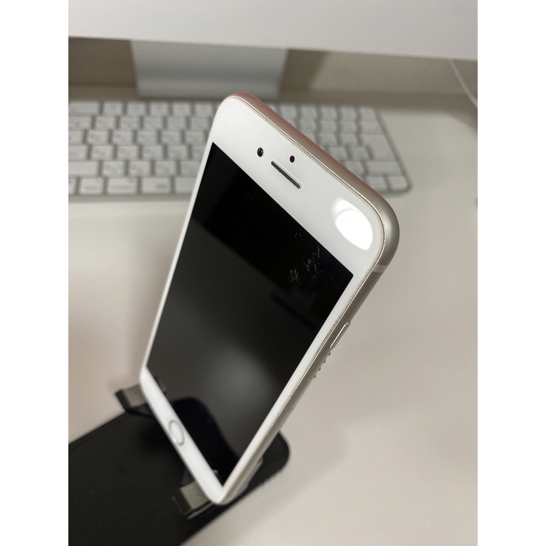 iPhone(アイフォーン)のiPhone8 シルバー au 中古 ジャンク スマホ/家電/カメラのスマートフォン/携帯電話(スマートフォン本体)の商品写真