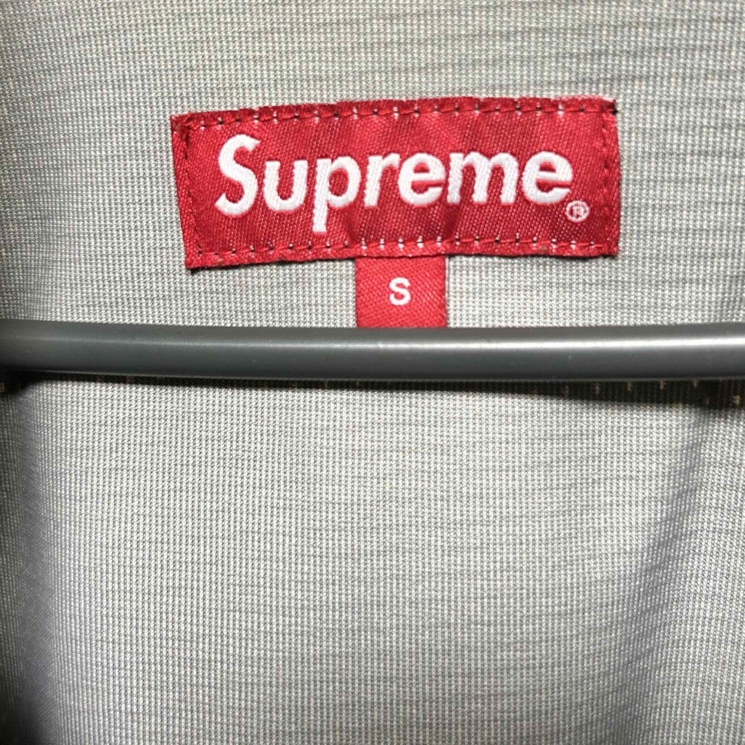 Supreme(シュプリーム)の美品シュプリーム  ナイロンプルオーバー　サイズ　S ブラック×グリーン メンズのジャケット/アウター(ナイロンジャケット)の商品写真