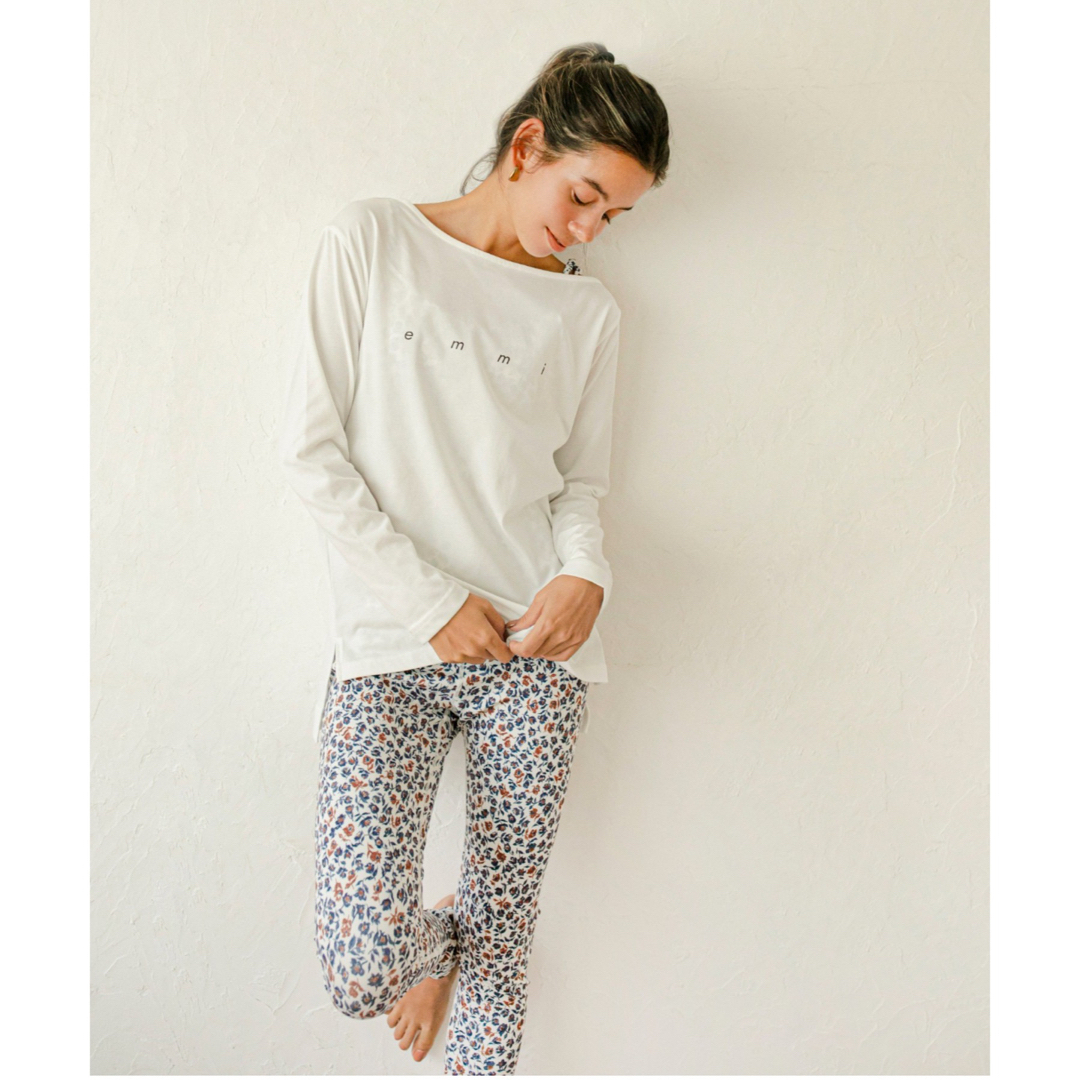 emmi(エミ)の【emmi yoga】ロゴロンTEE レディースのトップス(Tシャツ(長袖/七分))の商品写真
