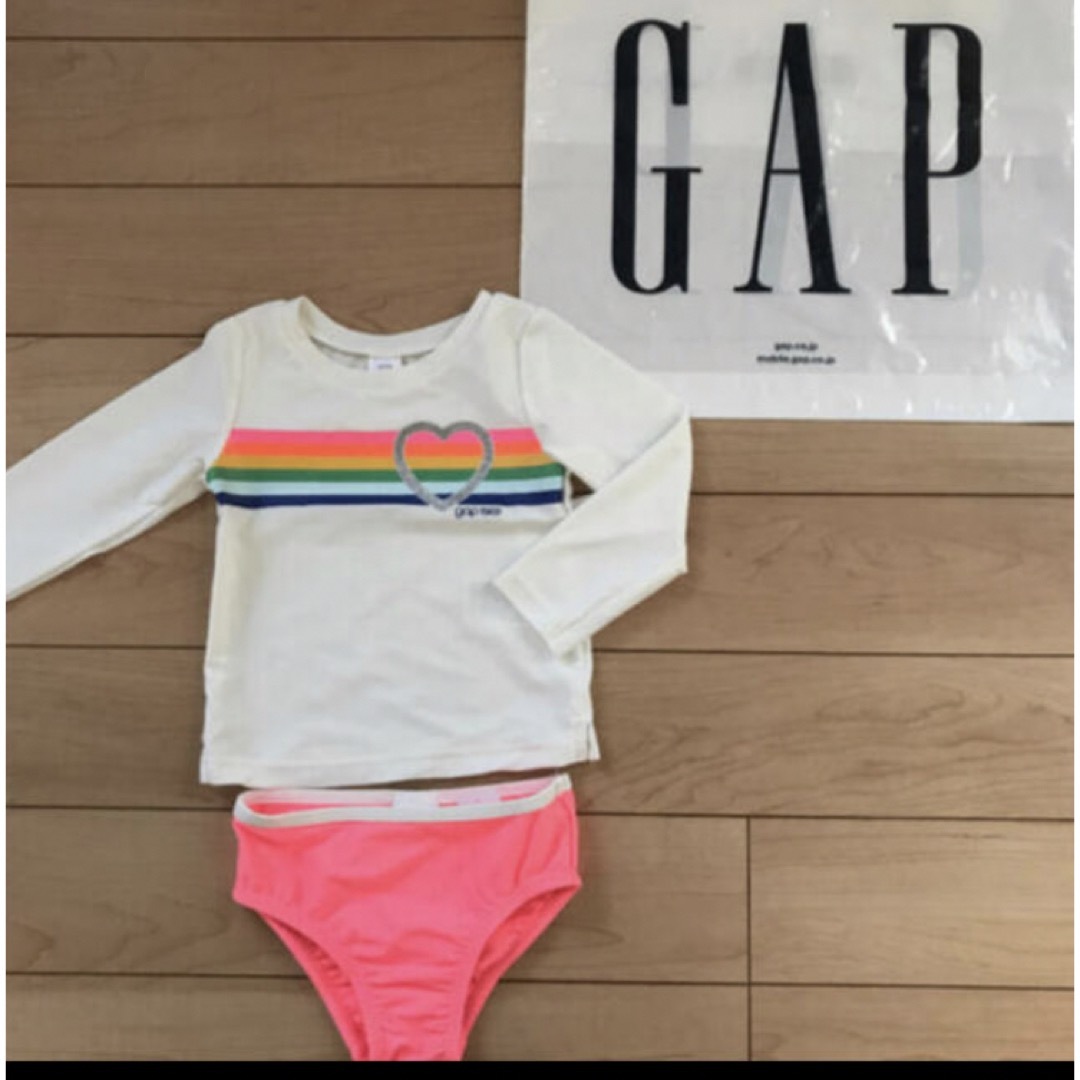 babyGAP(ベビーギャップ)の新品★ 90cm gap 水着　ラッシュガード　長袖　ハート キッズ/ベビー/マタニティのキッズ服女の子用(90cm~)(水着)の商品写真