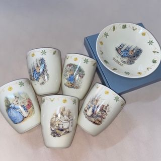 ピーターラビット(PETER RABBIT（TM）)のピーターラビット　湯呑み　コップ５個　＆　お皿１枚(グラス/カップ)