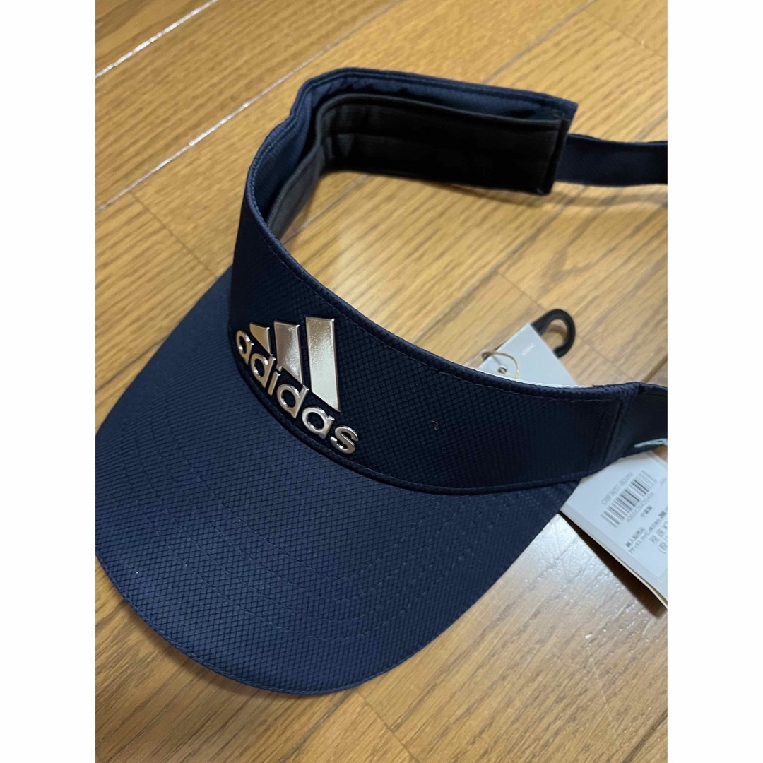 adidas(アディダス)の【新品】アディダス　ゴルフ　サンバイザー　メタルロゴ メンズの帽子(サンバイザー)の商品写真