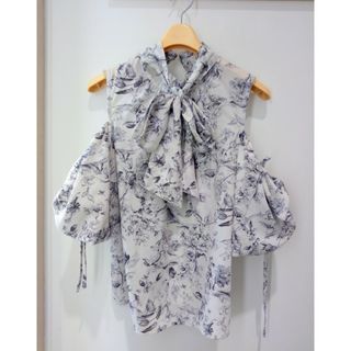 イング(INGNI)のINGNI 肩出し 花柄トップス(カットソー(半袖/袖なし))