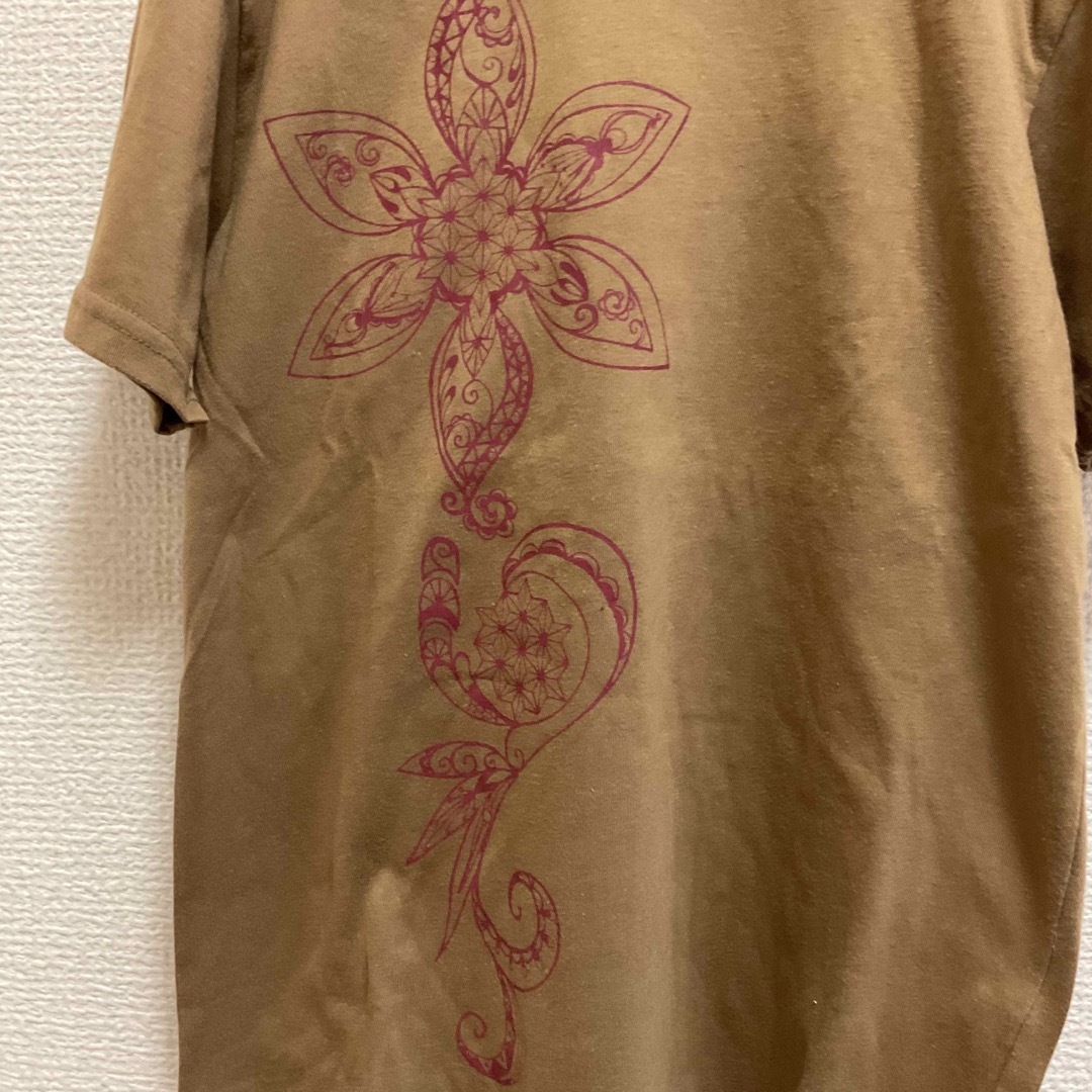 MALAIKA(マライカ)のマライカ　Tシャツ　ブラウン　プリント　半袖　コットン100% レディースのトップス(Tシャツ(半袖/袖なし))の商品写真